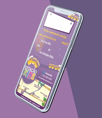 Celular exibindo o modelo de convite virtual da Estação Kids