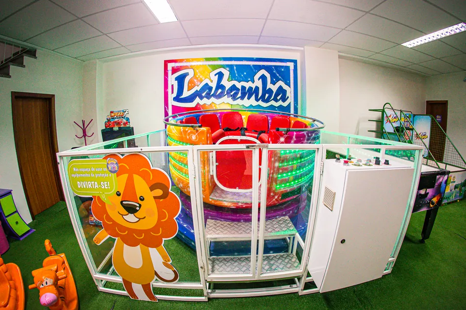 Brinquedo La Bamba iluminado no salão da Estação Kids