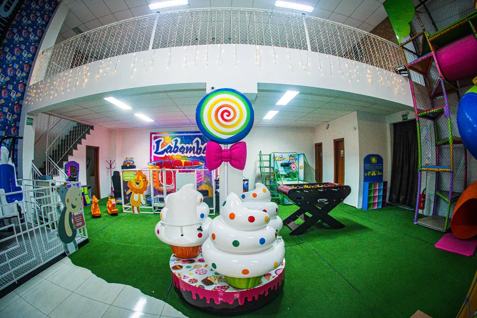 Carrossel de cupcake e área de brinquedos com o mezanino ao fundo