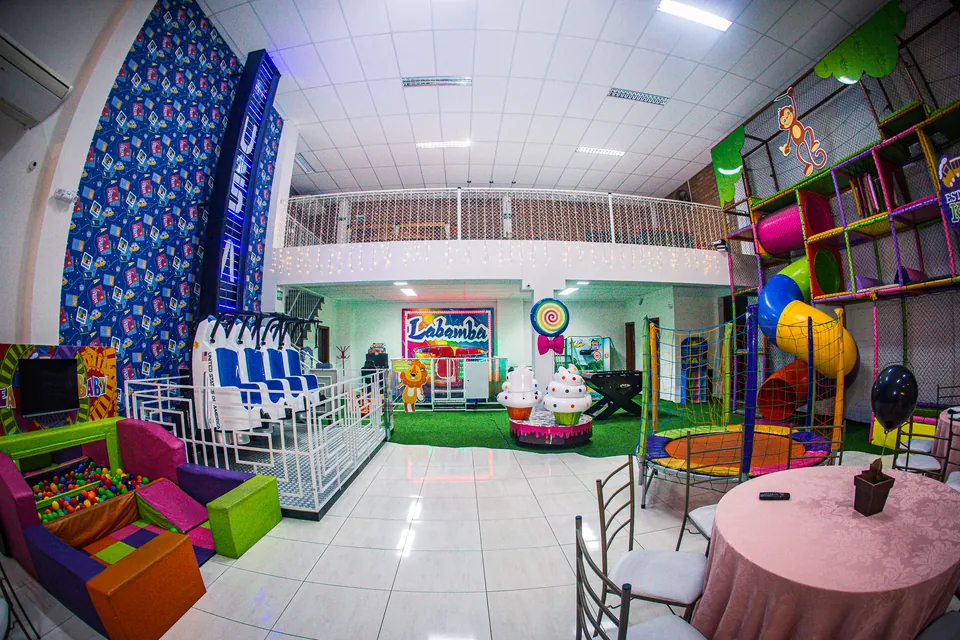 Salão da Estação Kids com simulador, kid play, piso de grama sintética e o mezanino ao fundo