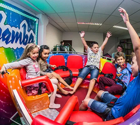 Crianças se divertindo no brinquedo La Bamba