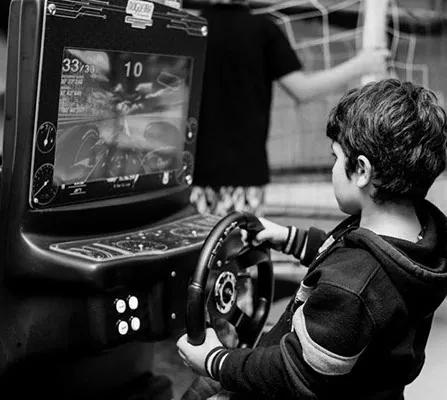 Menino jogando no simulador de corrida